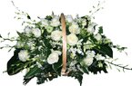 КлассикИзящная корзина из белых роз с зеленью в классическом стиле<br /><br />Размеры: d - 50 см , h - 30 см